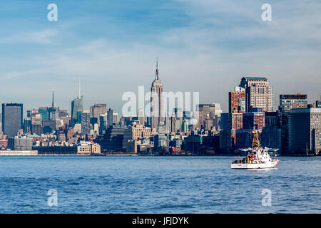 Le centre-ville de Manhattan à travers le fleuve Hudson, New York, Manhattan, États-Unis d'Amérique Banque D'Images