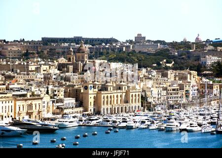 Vue vers Vittoriosa vu de La Valette, La Valette, Malte, Europe. Banque D'Images
