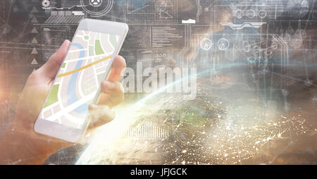 Image de l'homme composite en utilisant carte app sur le téléphone Banque D'Images