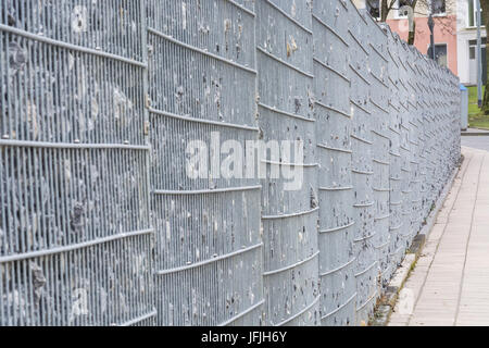 Panier métal, de gabions remplis de pierres épais. Banque D'Images