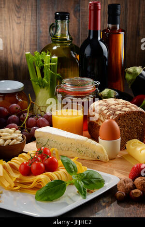 La composition avec variété de produits alimentaires biologiques sur table de cuisine Banque D'Images
