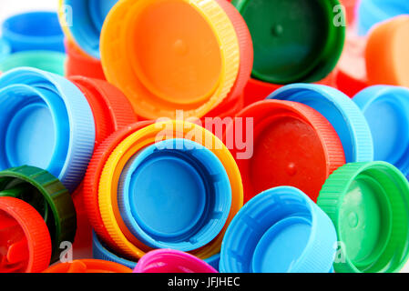 Composition avec des capsules de bouteille en plastique coloré. Banque D'Images