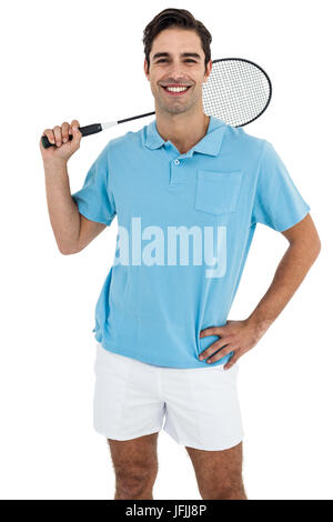 Joueur de badminton debout sur fond blanc with hand on hip Banque D'Images