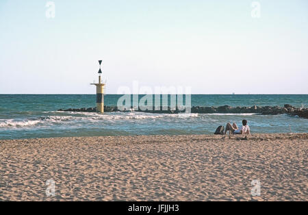 PALMA DE MAJORQUE, îles Baléares, Espagne - 29 juin 2017 : Jeune homme contemplant à Molinar beach le long d'une soirée d'été Le 29 juin 2017 dans Pal Banque D'Images