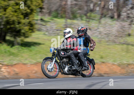 Vintage 1952 Matchless G80S moto sur les routes de campagne près de la ville de Birdwood, Australie du Sud. Banque D'Images