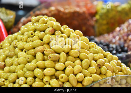 Assorted olives sur le marché d'Arab Street, WC séparés. Banque D'Images