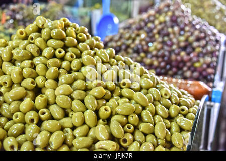 Assorted olives sur le marché d'Arab Street, WC séparés. Banque D'Images