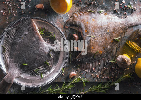 Deux matières s'effondre avec différents assaisonnements sur le fond en pierre horizontale Vue de dessus Banque D'Images