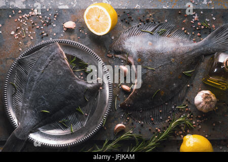 Les plies avec assaisonnement différentes sur l'horizontale en pierre Banque D'Images