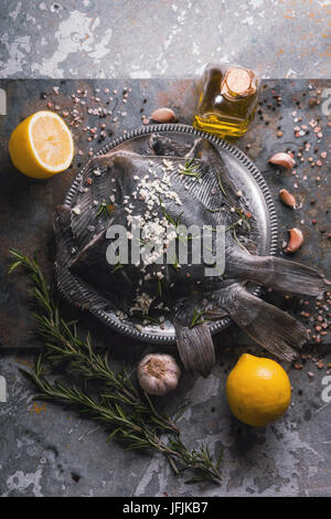 Les plies avec assaisonnement différentes sur la pierre verticale Vue de dessus d'arrière-plan Banque D'Images