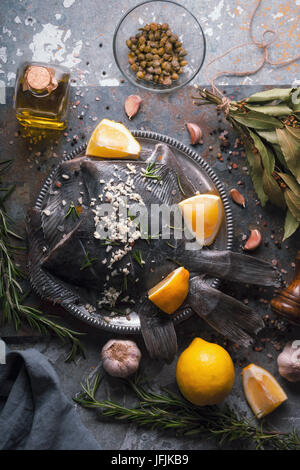 Les plies avec assaisonnement différentes sur la pierre verticale Vue de dessus d'arrière-plan Banque D'Images