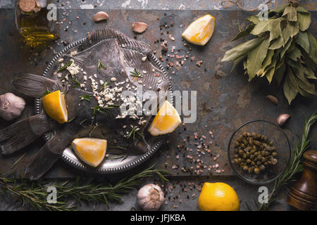 Les plies avec différents assaisonnements sur le haut fond de pierre horizontale vue Banque D'Images