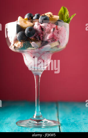 Semifreddo au dessert en verre bol sur la verticale arrière-plan flou rose Banque D'Images