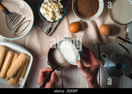 Tiramisu cuisson sur la table horizontale en bois blanc Banque D'Images