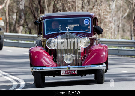 Vintage 1935 Rolls Royce 20/25 la conduite sportive sur les routes de campagne près de la ville de Birdwood, Australie du Sud. Banque D'Images