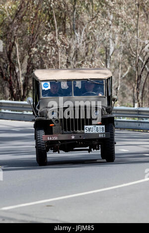 Vintage 1944 Willys Jeep conduite d'utilité sur les routes de campagne près de la ville de Birdwood, Australie du Sud. Banque D'Images