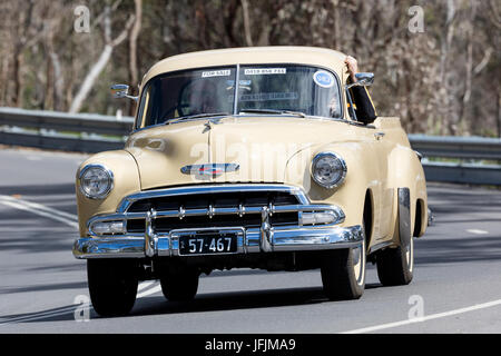 Vintage 1957 utilitaire Chevrolet la conduite sur des routes de campagne près de la ville de Birdwood, Australie du Sud. Banque D'Images