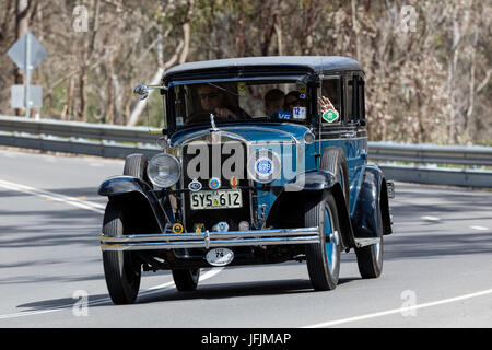 Vintage 1929 Graham Paige 612 Sedan la conduite sur des routes de campagne près de la ville de Birdwood, Australie du Sud. Banque D'Images