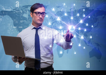 Businessman with laptop dans social network concept Banque D'Images