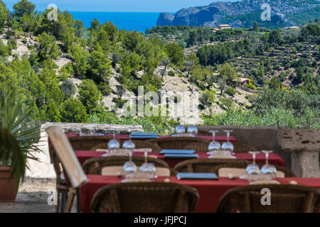 Terrasse avec tables, chaises et la mer en arrière-plan Banque D'Images