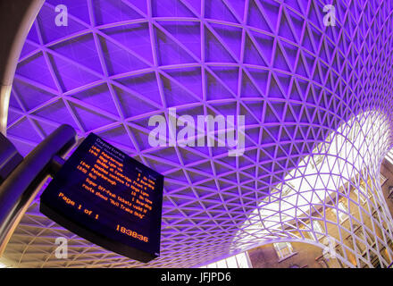 Affichage des départs à la gare de Kings Cross Banque D'Images