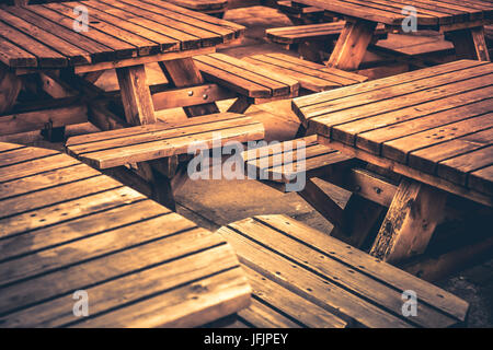 Tables vides à l'extérieur de pub Banque D'Images