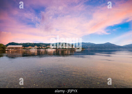 Le Lac Majeur, ciel coloré, au nord de l'Italie. Magnifique vue de la ville d'Arona, province de Novare, au piémont du Lac Majeur. Banque D'Images