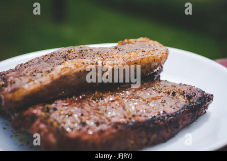 Steaks grillés sur une plaque. Banque D'Images