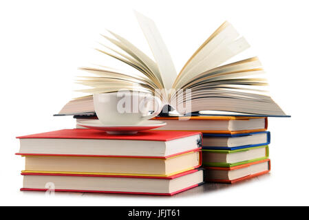 La composition avec livres et tasse de café isolé sur blanc. Banque D'Images