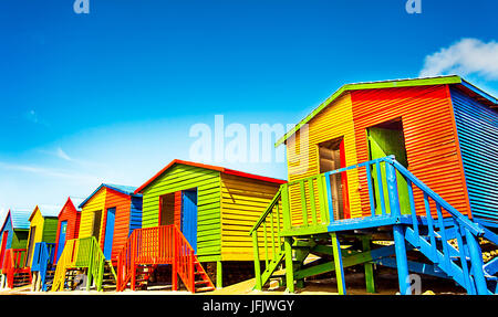 Cabines colorées sur la plage de St.James Afrique du Sud Banque D'Images