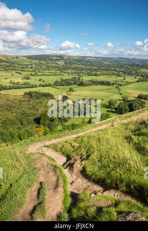 Belle vue sur la vallée de l'espoir, Castleton, Derbyshire, Angleterre. Un paysage bien connu dans le parc national de Peak District. Banque D'Images