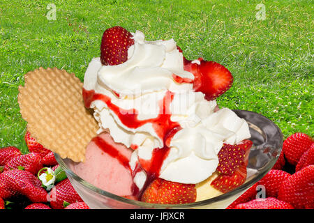 Glace à la fraise avec des fraises fraîches et crème Banque D'Images