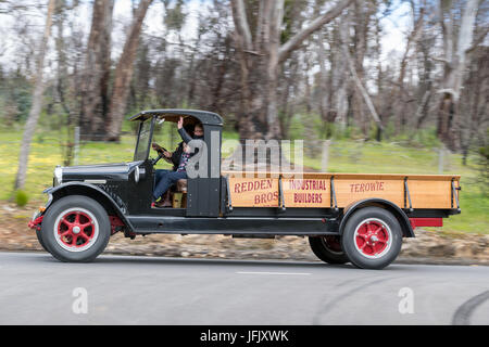 Vintage 1926 Camion International de la conduite sur des routes de campagne près de la ville de Birdwood, Australie du Sud. Banque D'Images