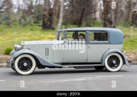 Vintage 1932 Rolls Royce 20/25 sedan la conduite sur des routes de campagne près de la ville de Birdwood, Australie du Sud. Banque D'Images