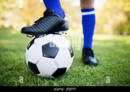 Vue en gros de chaussures de football dans le cadre de ballon park Banque D'Images