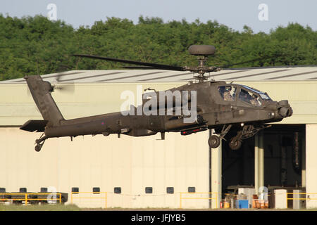 Army Air Corps Apache AH1's pendant les opérations à l'aérodrome de Wattisham dans le Suffolk. Banque D'Images