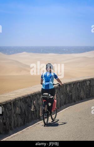 Vue arrière du vélo de route femme sur la mer et des dunes de sable par Banque D'Images