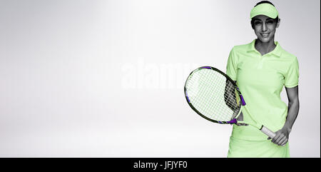 Image composite de l'athlète féminin posant avec raquette de tennis Banque D'Images