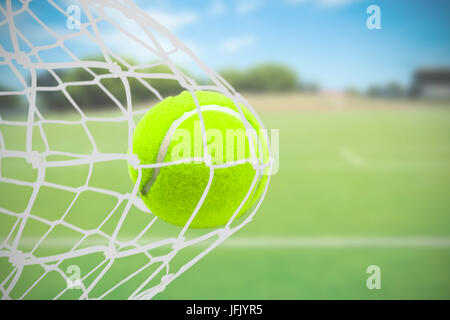Image composite de balle de tennis avec une seringue Banque D'Images