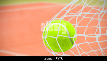 Image composite de balle de tennis avec une seringue Banque D'Images