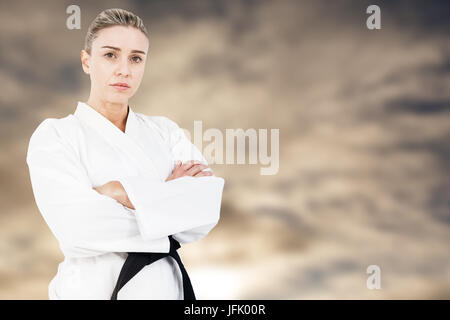 Image composite de l'athlète féminin posant en kimono Banque D'Images