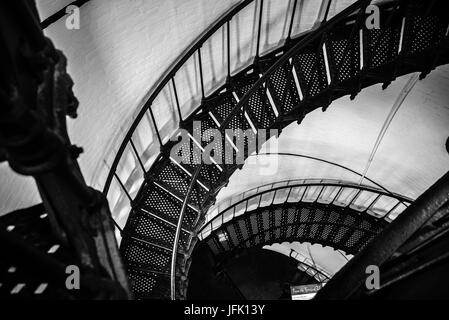 Escalier en spirale vers le haut du phare de l'île de chasse Banque D'Images