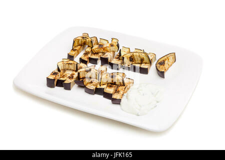 Aubergines grillées avec sauce tzatziki Banque D'Images