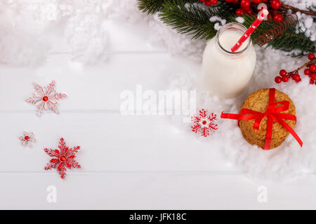 Verre de lait et des biscuits Banque D'Images