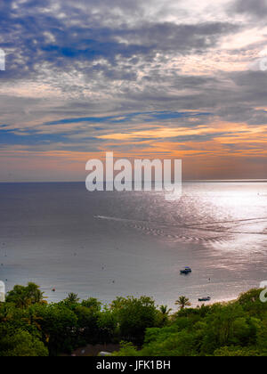 Coucher de soleil sur la barre de Firefly Mustique, St Vincent et les Grenadines Banque D'Images