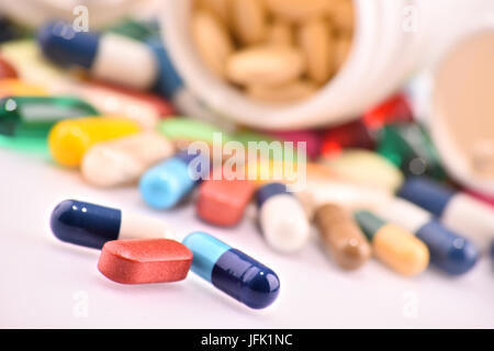 La composition avec variété de pilules de drogue et les conteneurs Banque D'Images