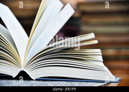 Livre relié allongé sur la table dans une bibliothèque Banque D'Images