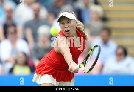 Caroline Wozniacki du Danemark en action contre la République tchèque Karolina Pliskova durant la finale des femmes pendant neuf jours de l'AEGON International au Devonshire Park, Eastbourne. ASSOCIATION DE PRESSE Photo. Photo date : Samedi 1 juillet 2017. Voir TENNIS histoire PA Eastbourne. Crédit photo doit se lire : Steven Paston/PA Wire. RESTRICTIONS : usage éditorial uniquement, pas d'utilisation commerciale sans autorisation préalable. Banque D'Images