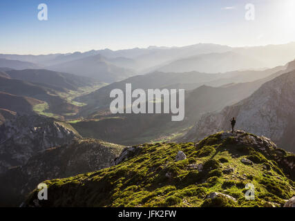 Man enjoying vue majestueuse sur les montagnes pendant la randonnée guidée en Picos de Europa près du village de Potes, Cantabria, ESPAGNE Banque D'Images