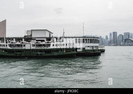 Star Ferry met sur la jetée dans le port de Bari Banque D'Images